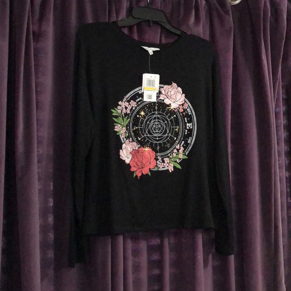 NWT Juniors Graphic Tee size M Black